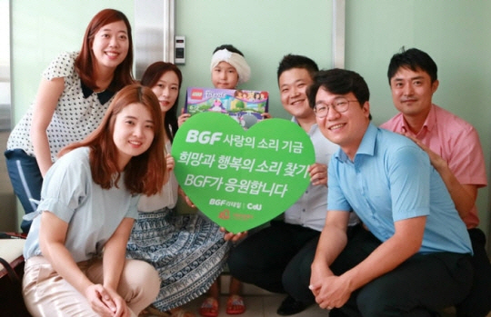 BGF리테일 인천영업부 임직원들이 지난 25일 인공달팽이관 수술을 받은 김모양을 찾아 응원하고 있다. /사진제공= BGF리테일