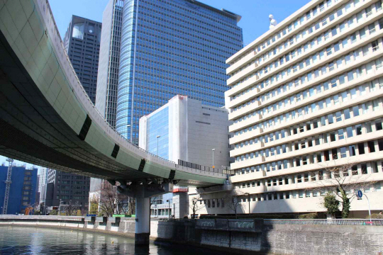 일본 도쿄에 위치한 아사히신문 본사 사옥을 도로가 관통하고 있다. 일찍이 도로 공간 입체 개발을 활성화한 일본은 도로를 다양한 시설물과 결합시켜 도시 공간을 효율적으로 활용하고 있다.  /사진제공=국토교통부
