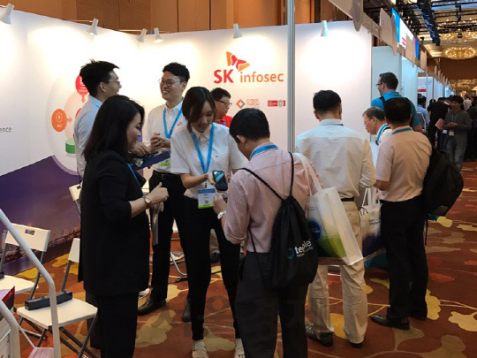 SK인포섹이 직원들이 26일(현지시간) 싱가포르에서 열린 ‘RSA 컨퍼런스 2017 아시아태평양·일본전시회’ 현장에서 참가자들에게 SK인포섹의 보안관제서비스를 설명하고 있다. /사진제공=SK인포섹