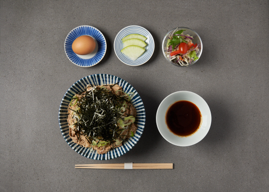 일본식 소바 전문점 ‘나미시부키’의 대표 소바인 ‘니꾸소바’. 삶은 삼겹살이 듬뿍 얹어져 있는 것이 특징이다.