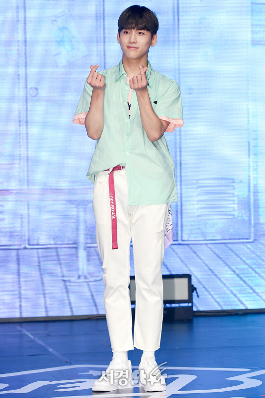 마이틴 시헌이 26일 오후 서울 강남구 일지아트홀에서 열린 첫 번째 미니앨범 ‘MYTEEN GO!’ 발매 기념 데뷔 쇼케이스에 참석하고 있다.
