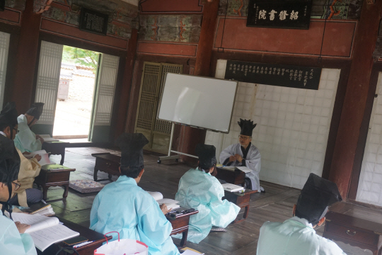 소수서원 입구에서 정면으로 보이는 강학당에서 유생들이 유가경전을 공부하고 있다.