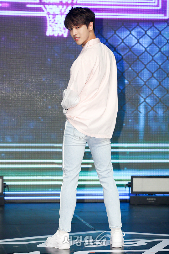마이틴 이태빈이 26일 오후 서울 강남구 일지아트홀에서 열린 첫 번째 미니앨범 ‘MYTEEN GO!’ 발매 기념 데뷔 쇼케이스에 참석하고 있다.