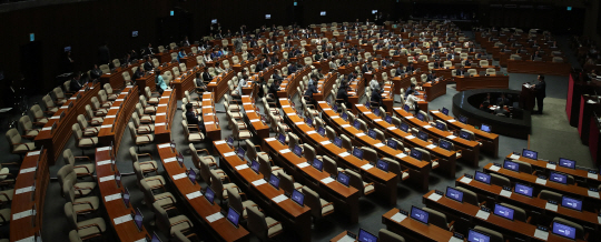 지난 22일 오전 국회에서 열린 추경예산안 처리를 위한 본회의가 자유한국당 의원들이 불참한 가운데 진행되고 있다. /연합뉴스