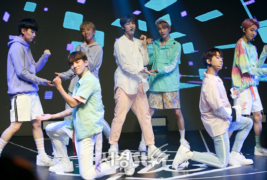 그룹 마이틴이 26일 오후 서울 강남구 일지아트홀에서 열린 첫 번째 미니앨범 ‘MYTEEN GO!’ 발매 기념 데뷔 쇼케이스에 참석하고 있다.
