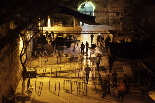 25일(현지시간) 이스라엘 경찰들이 예루살렘 구시가지에 위치한 알 아크사 사원 앞에 세웠던 금속탐지기를 철거하고 있다. /예루살렘=AP연합뉴스