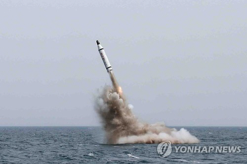 북한이 지난 2015년 잠수함 탄도미사일(SLBM)을 시험발사 하는 모습./연합뉴스