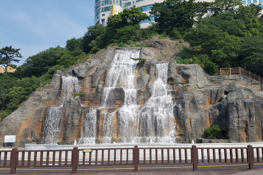 부산 송도해수욕장의 송도인공폭포가 최근 새단장을 하고 재가동에 들어갔다./사진제공=부산 서구