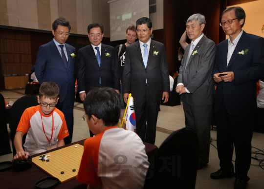 27일 서울 여의도 63빌딩에서 열린 ‘제17회 한화생명배 세계어린이 국수전’에서 차남규(오른쪽 세번째) 한화생명 사장과 조훈현(〃두번째) 자유한국당 의원, 신상철(〃첫번째) 대한바둑협회장이 러시아 대표와 한국 대표의 대국을 지켜보고 있다./사진제공=한화생명