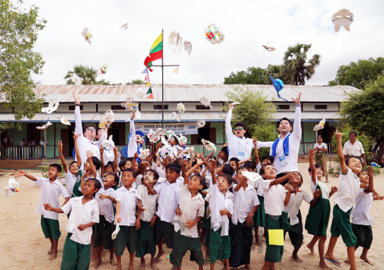 현대제철 미얀마 해외봉사단이 연을 날리며 현지 어린이들과 즐거운 시간을 보내고 있다./사진제공=현대제철