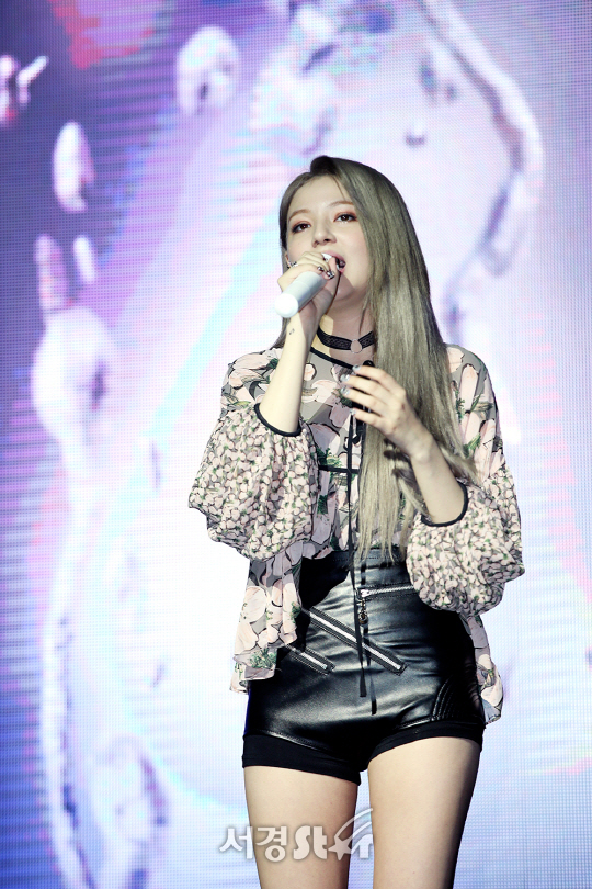 가수 샤넌이 27일 오후 서울 마포구 무브홀에서 열린 미니앨범 ‘Hello’  발매 기념 쇼케이스에 참석하고 있다.