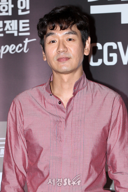 배우 김태우가 27일 오후 용산구 CGV 용산아이파크몰에서 열린 ‘CGV아트하우스 박찬욱관’ 개관 기념 포토월 행사에 참석해 포토타임을 갖고 있다.