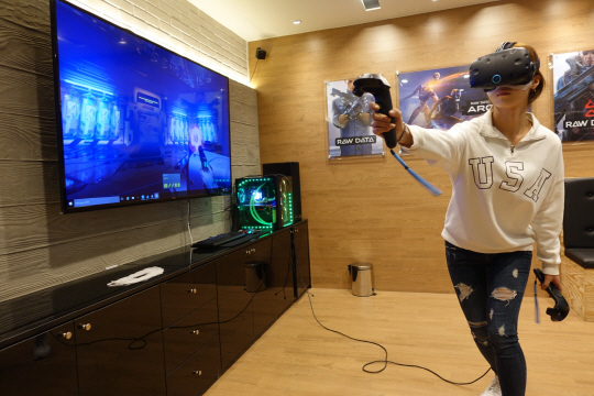 주연테크와 YJM게임즈의 합작사 ‘주연YJM’이 운영하는 가상현실(VR) 게임방 ‘브리즈(VRIZ)’ 홍익대점에서 한 사용자가 전용 기기를 이용해 게임을 하고 있다. /사진제공=주연테크