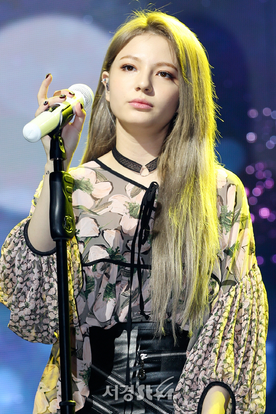 가수 샤넌이 27일 오후 서울 마포구 무브홀에서 열린 미니앨범 ‘Hello’  발매 기념 쇼케이스에 참석하고 있다.