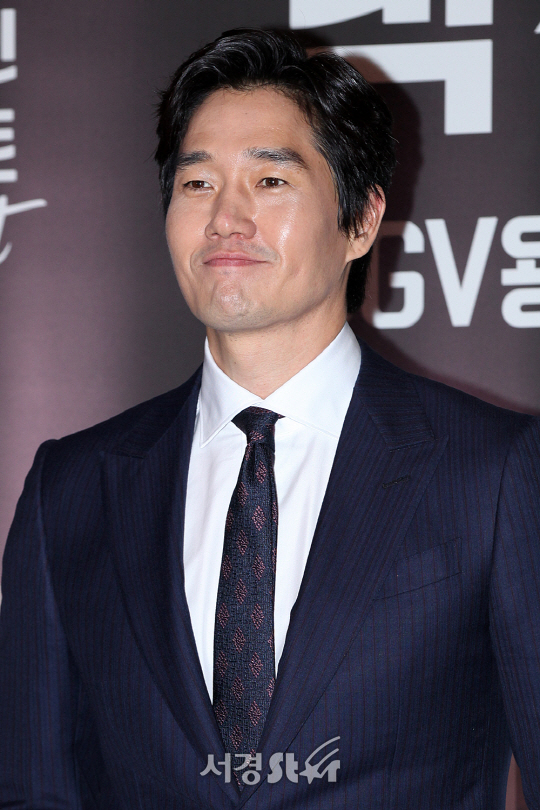 배우 유지태가 27일 오후 용산구 CGV 용산아이파크몰에서 열린 ‘CGV아트하우스 박찬욱관’ 개관 기념 포토월 행사에 참석해 포토타임을 갖고 있다.