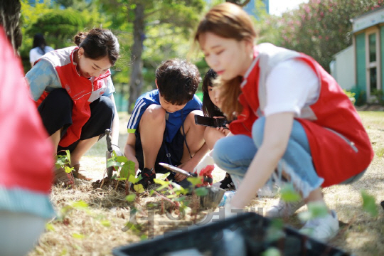 부산은행 직원들이 어린이들을 대상으로 가족을 테마로 한 릴레이 사회공헌 활동을 펼치고 있다. /사진제공=부산은행