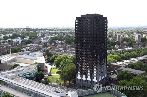 최소 80명이 숨지는 화재참사가 발생한 영국 런던 그렌펠타워의 모습./EPA=연합뉴스