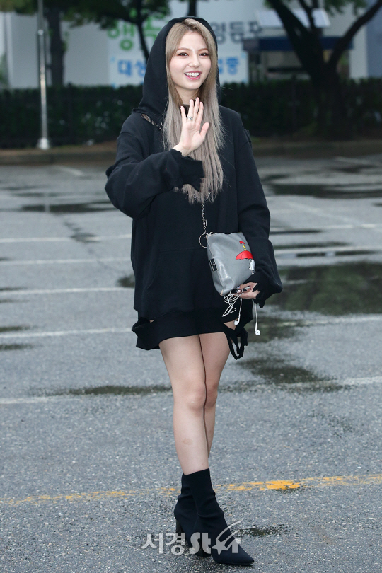 가수 샤넌이 28일 오전 서울 영등포구 여의도동 KBS신관 공개홀에서 진행된 KBS 뮤직뱅크 리허설에서 참석하기 위해 출근하고 있다.