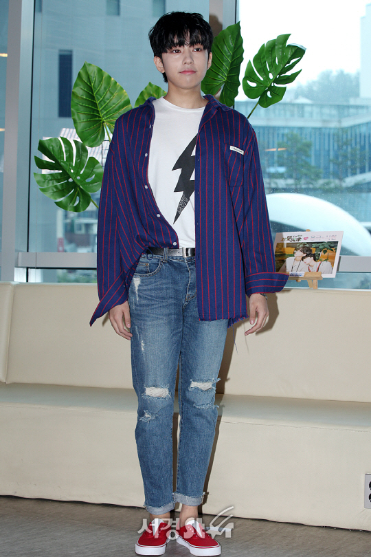 프듀101 김시현, 미처 빼지못한 셔츠 한쪽! (워아이오우샹)