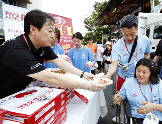 서창우(왼쪽 첫번째) 한국파파존스 회장이 지난해 스페셜올림픽코리아 전국하계대회 현장에서 피자 나눔 활동을 진행하고 있다. /사진제공=파파존스