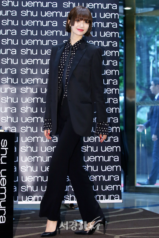 배우 고준희가 28일 오후 서울 중구 롯데백화점 본점에서 열린 한 뷰티 브랜드의 컬렉션 론칭 기념 포토월 행사에 참석하고 있다.
