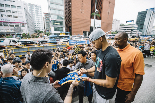 28일 서울 강남구 언더아머 강남 브랜드하우스에서 열린 ‘밋 스테판 커리 인 유에이 하우스’ 행사에서 NBA 농구스타인 스테판 커리(오른쪽 두번째) 선수가 한국팬들에게 사인을 해주고 있다./사진제공=더스프링컴퍼니