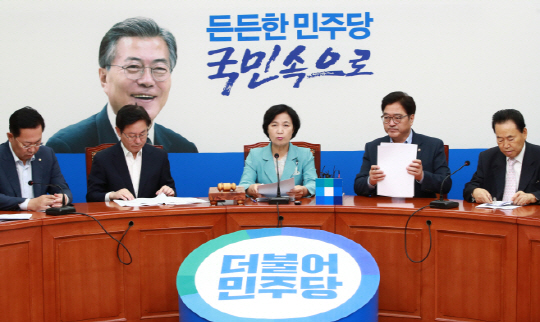 ‘담뱃값 인하’ 두고 포퓰리즘 논쟁 벌이는 민주당-한국당 “국민 우롱하나”