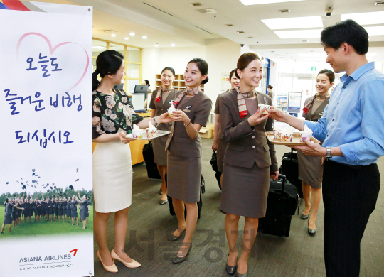 아시아나항공 객실 승무원들이 서울 강서구 오쇠동에 위치한 아시아나타운에서 비행 전 아이스크림을 먹고 있다. 아시아나항공은 8월25일까지 성수기 기간 고생하는 임직원들을 격려하기 위해 썸머쿨서비스 행사를 진행한다./사진제공=아시아나항공