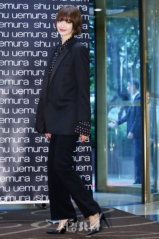 배우 고준희가 28일 오후 서울 중구 롯데백화점 본점에서 열린 한 뷰티 브랜드의 컬렉션 론칭 기념 포토월 행사에 참석하고 있다.