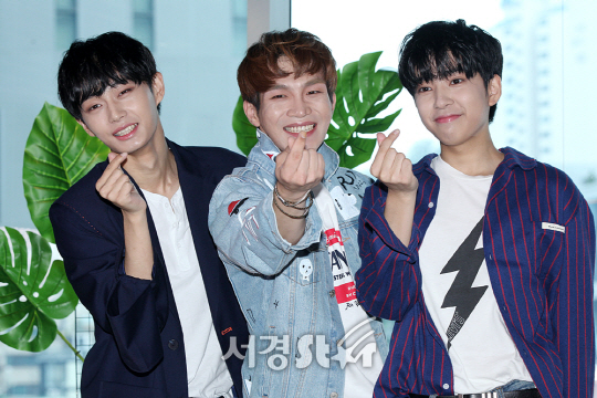 유닛 그룹 용국&시현과 플레이제이가 28일 오후 진행된 대만 MTV ‘워아이오우샹(Idols of Asia) - 플레이제이 오우샹주보(Play J ‘s Weekly Idols)’(연출 김영익) 녹화에 참석해 포토타임을 갖고 있다.