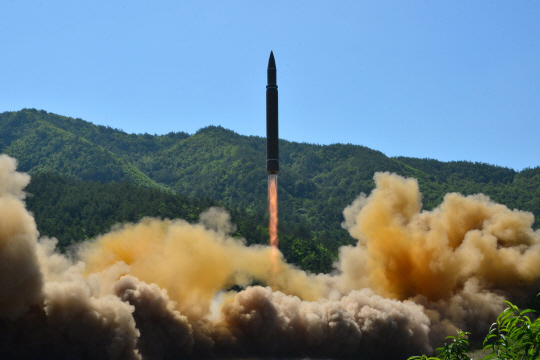 지난 4일 발사된 북한의 대륙간탄도미사일(ICBM)급 ‘화성-14형’ 발사 사진
