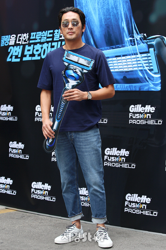 배우 하정우가 29일 오후 서울 서대문구에서 열린 ‘신촌물총축제’의 한 부스 오픈 행사에 참석해 포토타임을 갖고 있다.