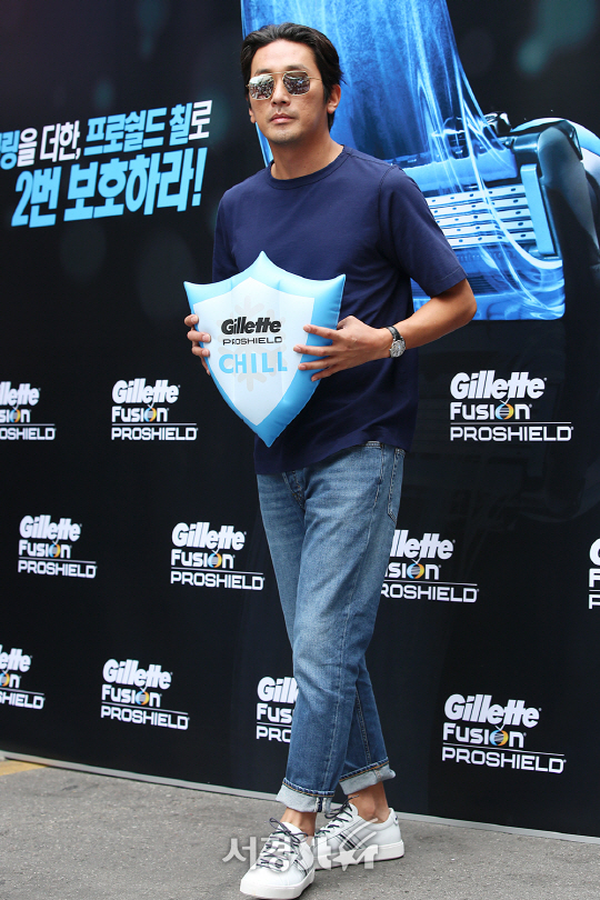 배우 하정우가 29일 오후 서울 서대문구에서 열린 ‘신촌물총축제’의 한 부스 오픈 행사에 참석해 포토타임을 갖고 있다.