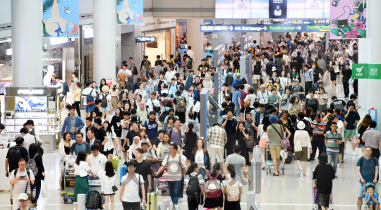 본격 휴가철을 맞은 28일 오전 인천공항 출국장이 해외여행객들로 붐비고 있다. 인천공항공사는 하계성수기 인천공항 이용 여객이 약 684만 명, 하루평균 여객은 18만 4천여명으로 역대 동·하계·명절 성수기 중 최대 수준에 달할 것으로 전망했다./영종도=권욱기자