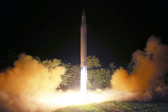 북한 조선중앙통신은 지난 28일 밤 김정은 노동당 위원장이 참관한 가운데 대륙간 탄도미사일급 ‘화성-14’형 미사일 2차 시험발사를 실시했다고 29일 보도했다./연합뉴스