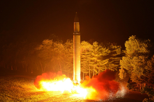 북한 조선중앙통신은 지난 28일 밤 김정은 노동당 위원장이 참관한 가운데 대륙간 탄도미사일급 ‘화성-14’형 미사일 2차 시험발사를 실시했다고 29일 보도했다. /연합뉴스