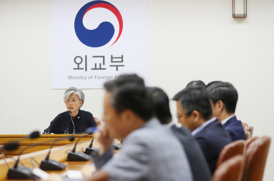 강경화 외교부 장관이 29일 오후 서울 도렴동 외교부 청사에서 북한의 탄도미사일 발사와 관련해 긴급간부회의를 주재하고 있다./연합뉴스