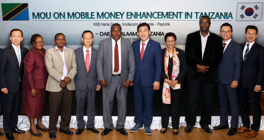 김정태(왼쪽 여섯번째) 하나금융지주 회장이 지난 25일(현지시간) 탄자니아에서 보다콤(Vodacom)과 ‘모바일 머니 엠페사(M-PESA) 결제 활성화’ 업무협약을 맺고 관계자들과 기념촬영을 하고 있다./사진제공=하나금융