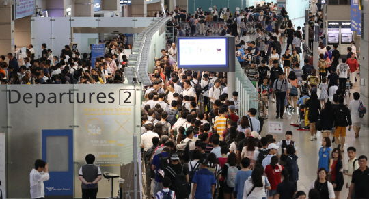 휴가철  여행객 몰린 인천공항./연합뉴스