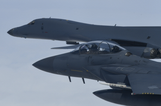 한반도 상공에 나타난 B-1B      (서울=연합뉴스) 30일 한국공군 F-15K 전투기의 호위를 받은 미 공군 B-1B 전략폭격기가 한반도 상공을 비행하고 있다. 2017.7.30 [공군 제공=연합뉴스]      photo@yna.co.kr  (끝)      <저작권자(c) 연합뉴스, 무단 전재-재배포 금지>