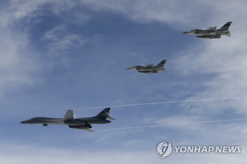 美 B-1B 2대 비행, 김정은 정권에 무력시위 전개