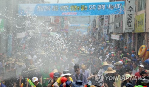 장흥 물축제 개막, 살수대첩 퍼레이드에 1만여명 참여하며 인기 실감