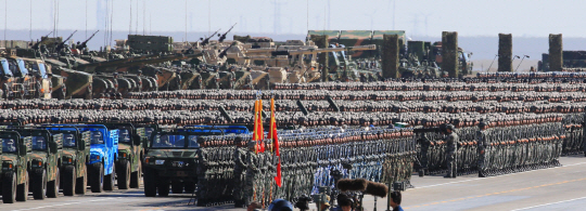오는 8월1일 중국 인민해방군 창설 90주년을 맞아 1만2,000여명의 병력과 129대의 항공기, 571대의 군 장비가 동원된 열병식이 30일 네이멍구 주르허 훈련기지에서 열리고 있다.     /주르허=신화연합뉴스