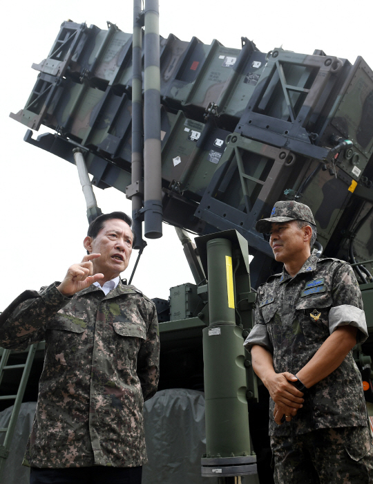 송영무(왼쪽) 국방부 장관이 30일 패트리엇 포대를 방문해 수도권 영공 방어 대비태세를 점검하고 있다. /연합뉴스