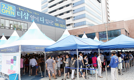 지난 28일 대전광역시에서 문을 연 ‘반석 더샵’ 모델하우스 입장을 위해 방문객들이 대기하고 있는 모습. /사진제공=포스코건설
