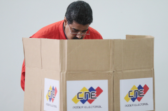 니콜라스 마두로 베네수엘라 대통령이 제헌의회 선거일인 30일(현지시간) 수도 카라카스의 투표소에서 기표하고 있다. /카라카스=AFP연합뉴스