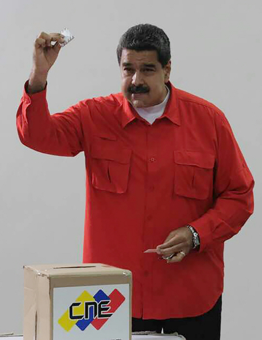 니콜라스 마두로 베네수엘라 대통령이 제헌의회 선거일인 30일(현지시간) 한 표를 행사하기 전 자신의 표를 들어올리고 있다. /카라카스=AFP연합뉴스