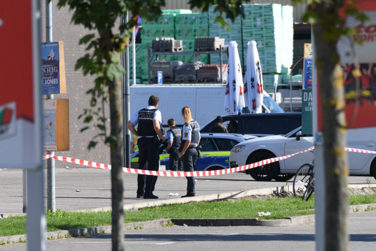 30일(현지시간) 무차별 총격사건이 벌어진 독일 남부 바덴뷔르템베르크주 콘스탄츠시의 나이트클럽 ‘그레이’ 주변에서 경찰들이 수사를 벌이고 있다.  /콘스탄츠=AFP연합뉴스