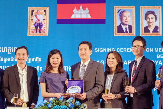 손지훈(왼쪽에서 세번째) 동화약품 사장과 타이 호어(Thai Hour·왼쪽에서 두번째) JCRI 대표가 에너지 음료 ‘지파크’의 캄보디아 독점 수출 계약을 체결한 뒤 기념 촬영을 하고 있다./사진제공=동화약품