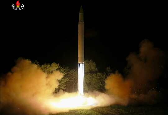 북한이 지난 28일 대륙간탄도미사일(ICBM)급 화성-14 미사일을 시험 발사하면서 북한과 불법거래하는 중국과 러시아 기업들에 본격적인 금융제재를 할 것이란 전망이 제기된 바 있다./조선중앙TV=연합뉴스